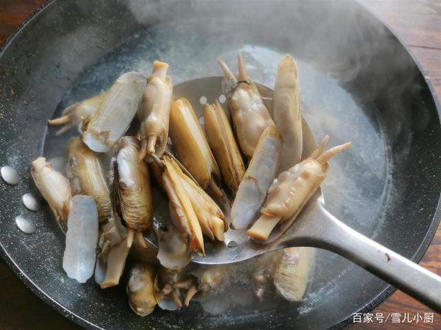 這個海鮮被稱作“小人仙”，肉質(zhì)肥美，用這個方法做，一盤不夠吃